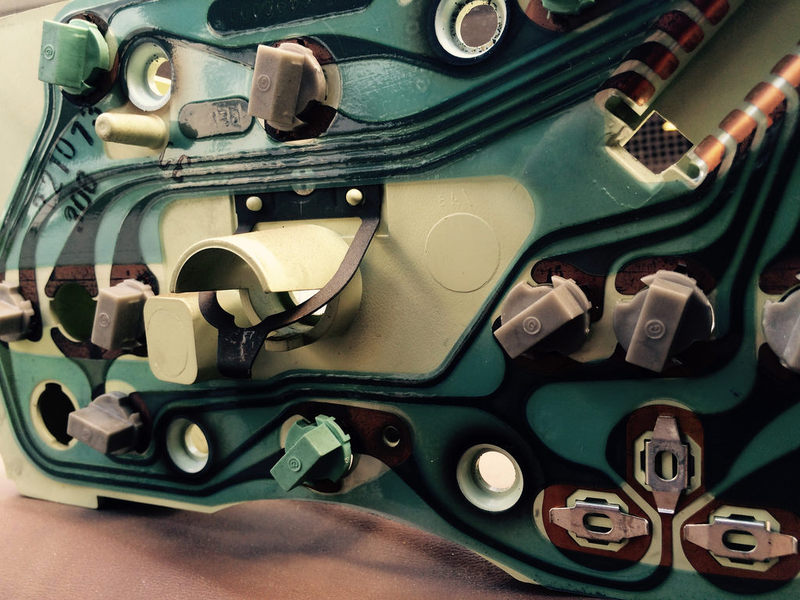 Illustration for article titled Here's what is behind the speedometer in an old car...
